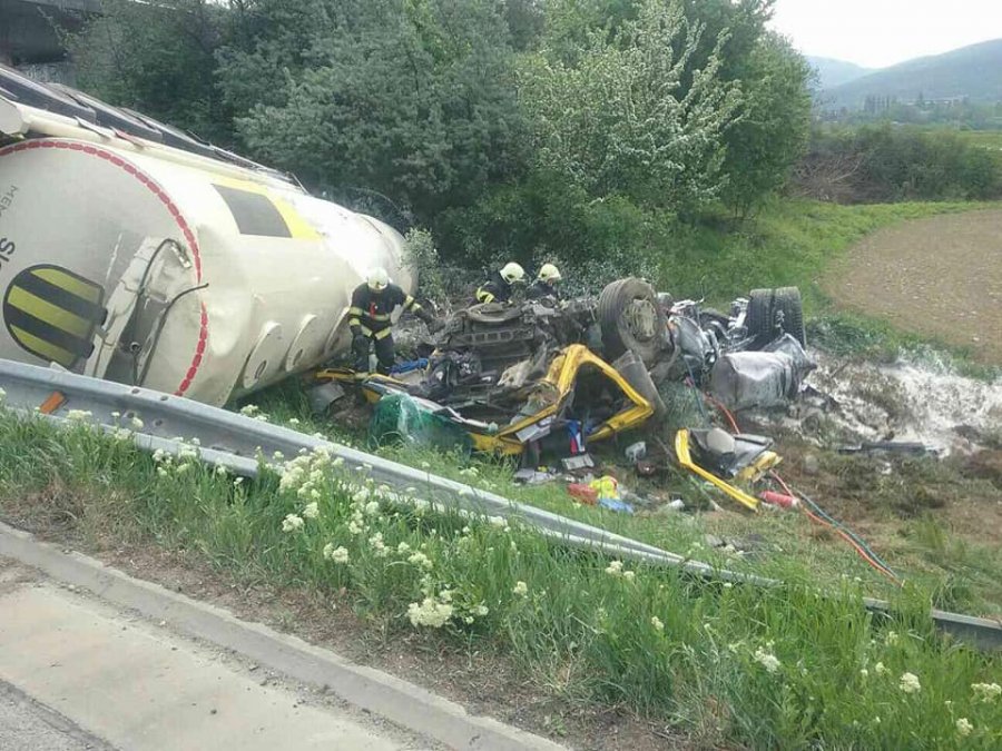 Diaľnica D1 pri Ilave je uzavretá, na mieste havarovala cisterna a hrozí výbuch, foto 3