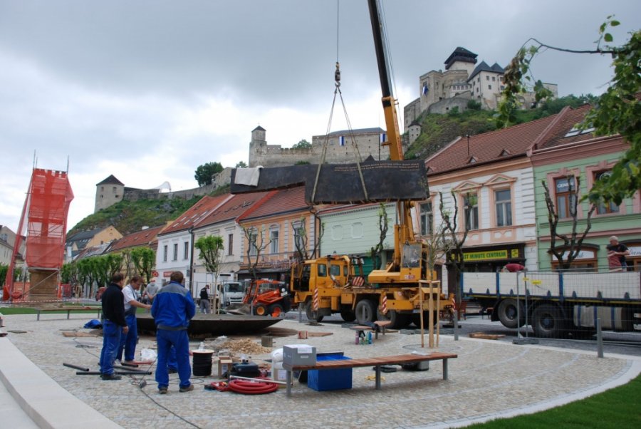 Počas týždňa dokončovali práce s osadením novej fontány na Mierovom námestí, mesto ju už spustilo, foto 1