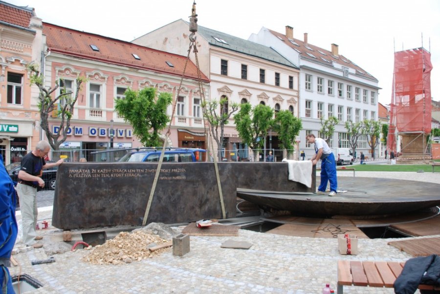 Počas týždňa dokončovali práce s osadením novej fontány na Mierovom námestí, mesto ju už spustilo, foto 2
