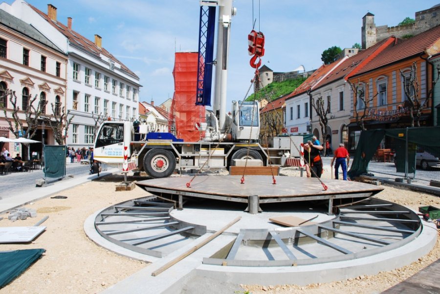Počas týždňa dokončovali práce s osadením novej fontány na Mierovom námestí, mesto ju už spustilo, foto 3