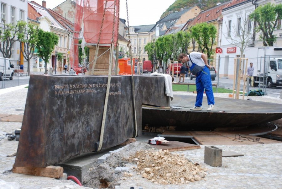 Počas týždňa dokončovali práce s osadením novej fontány na Mierovom námestí, mesto ju už spustilo, foto 4