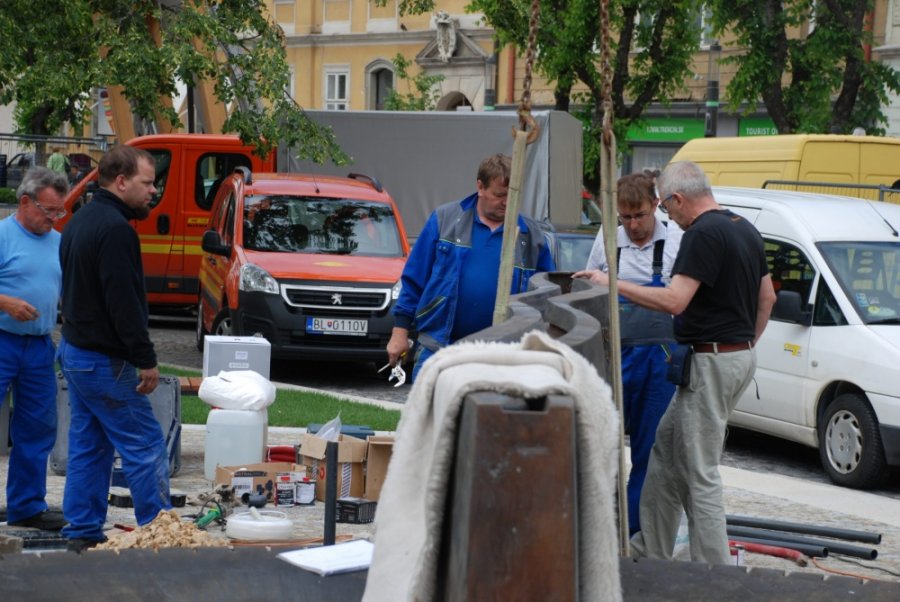 Počas týždňa dokončovali práce s osadením novej fontány na Mierovom námestí, mesto ju už spustilo, foto 5