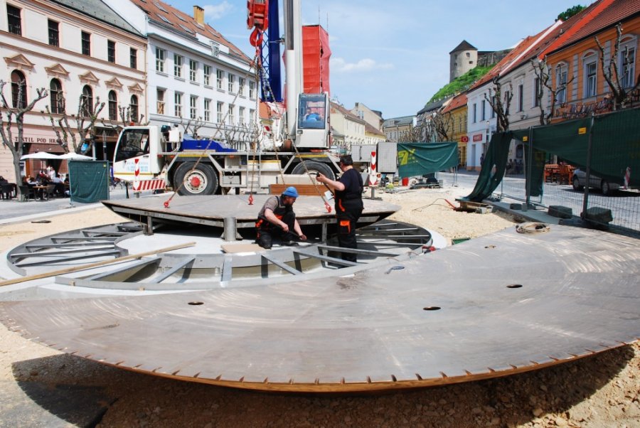 Počas týždňa dokončovali práce s osadením novej fontány na Mierovom námestí, mesto ju už spustilo, foto 6