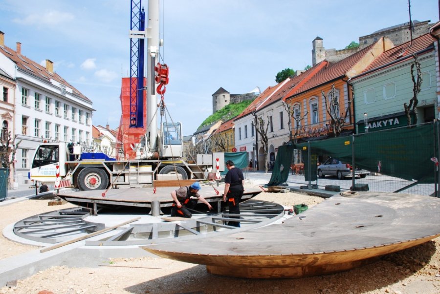 Počas týždňa dokončovali práce s osadením novej fontány na Mierovom námestí, mesto ju už spustilo, foto 7