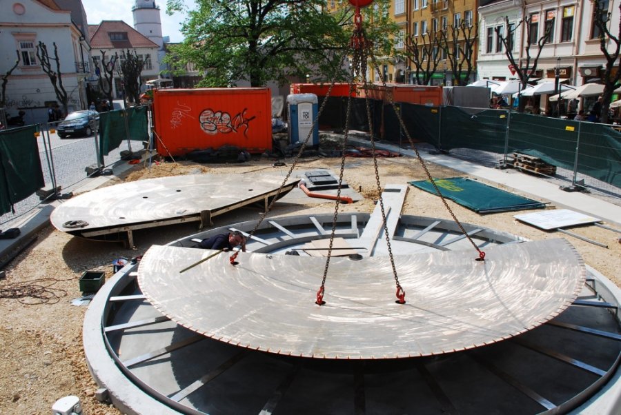 Počas týždňa dokončovali práce s osadením novej fontány na Mierovom námestí, mesto ju už spustilo, foto 8