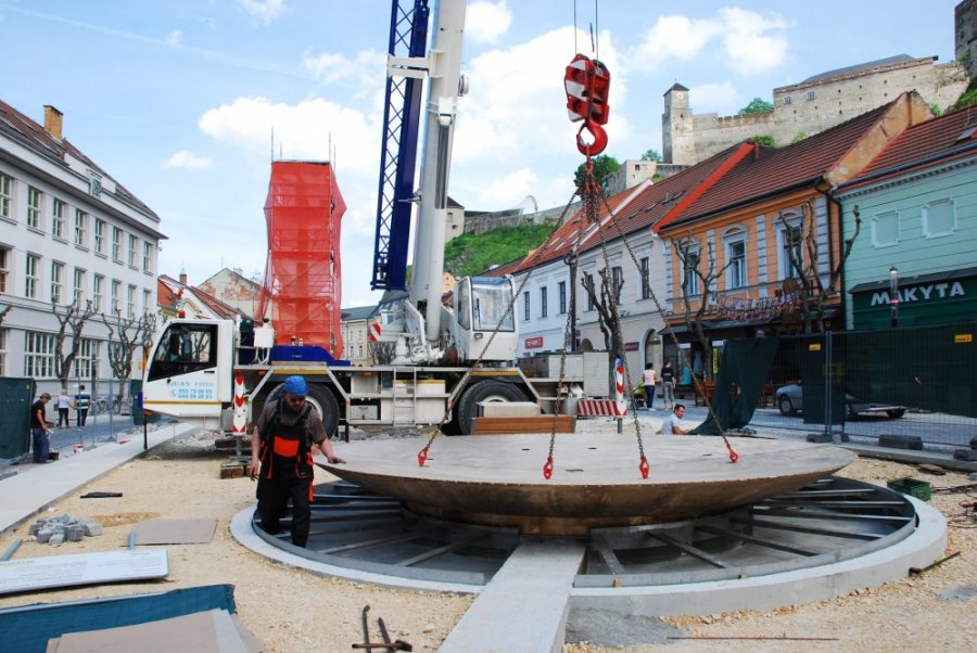 Počas týždňa dokončovali práce s osadením novej fontány na Mierovom námestí, mesto ju už spustilo, foto 9