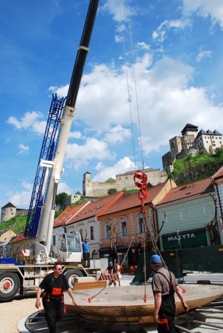 Počas týždňa dokončovali práce s osadením novej fontány na Mierovom námestí, mesto ju už spustilo, foto 11
