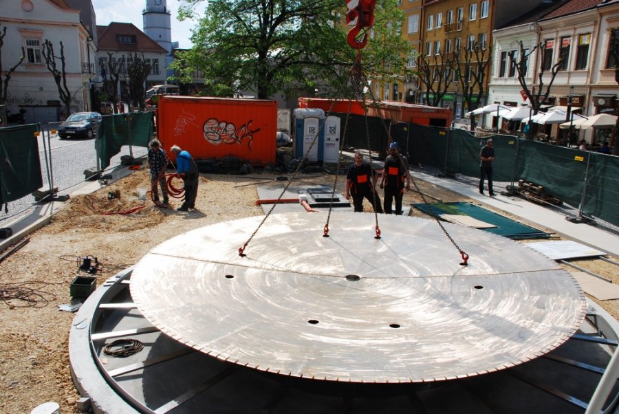 Počas týždňa dokončovali práce s osadením novej fontány na Mierovom námestí, mesto ju už spustilo, foto 10