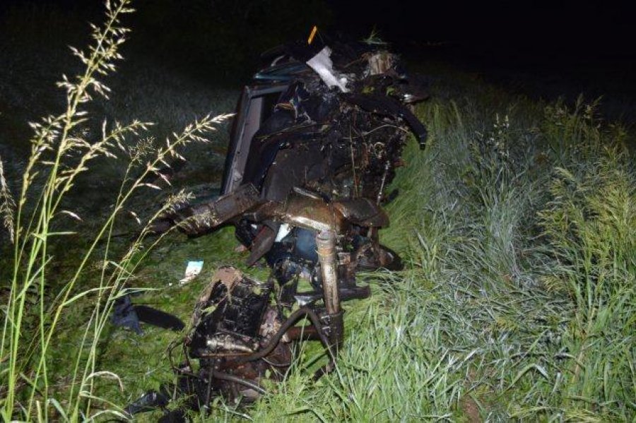 Pri nehode počas piatkovej noci zahynul 38-ročný vodič, zraneniam podľahol na mieste nehody, foto 1