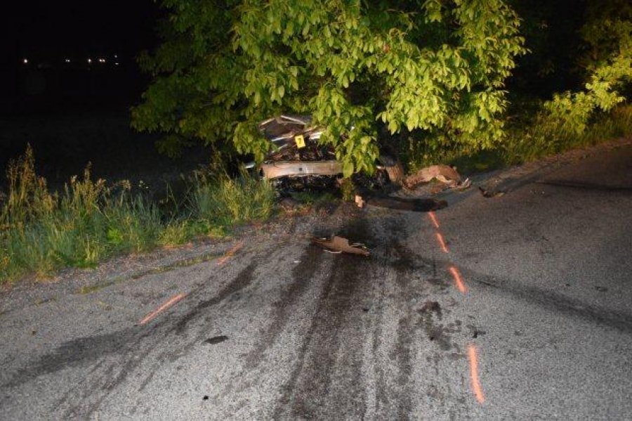 Pri nehode počas piatkovej noci zahynul 38-ročný vodič, zraneniam podľahol na mieste nehody, foto 6