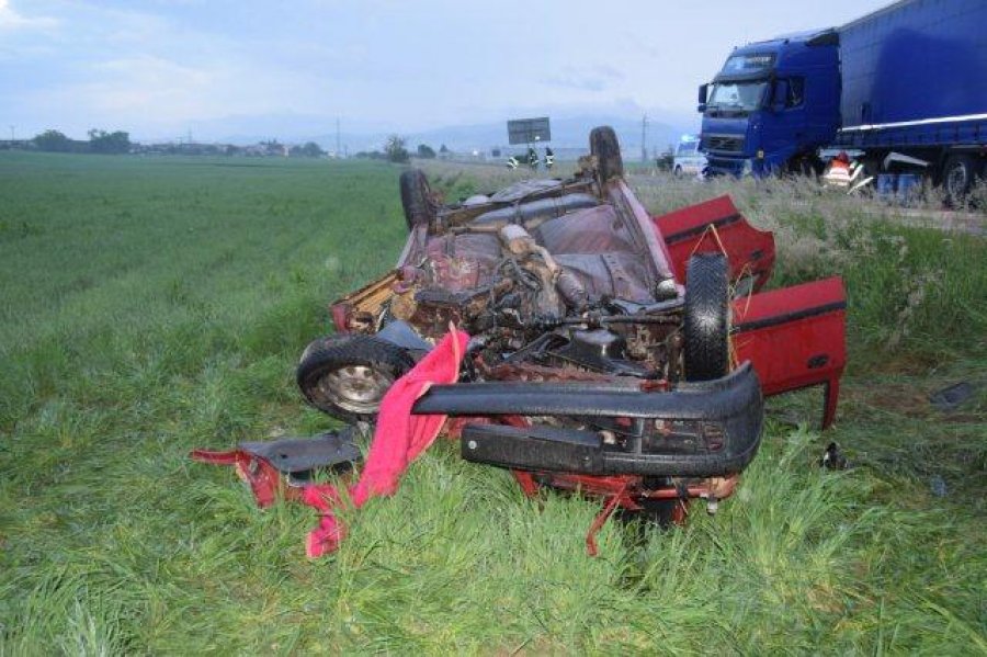 67-ročný vodič zahynul pri sobotnej zrážke troch áut neďaleko obce Trenčianske Stankovice, foto 1
