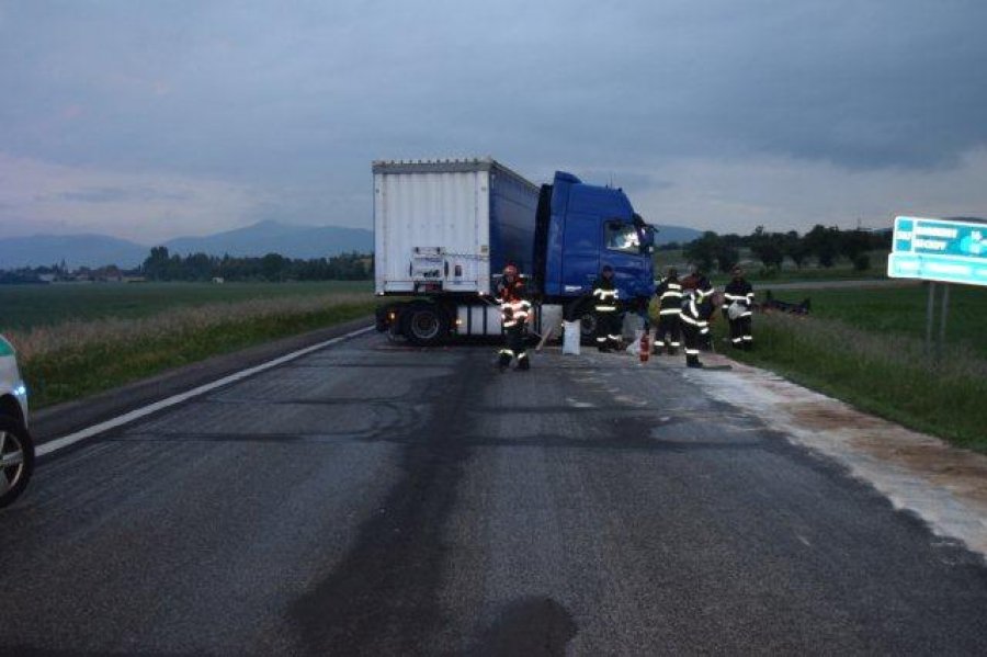 67-ročný vodič zahynul pri sobotnej zrážke troch áut neďaleko obce Trenčianske Stankovice, foto 5