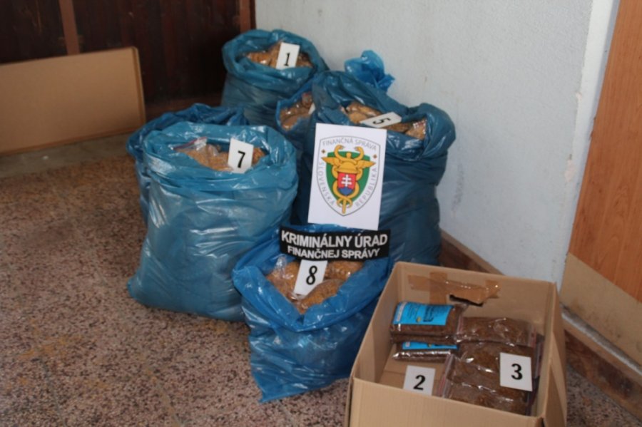 Veľké množstvo nelegálnych tabakových výrobkov zadržali colníci v Bánovciach nad Bebravou, foto 1