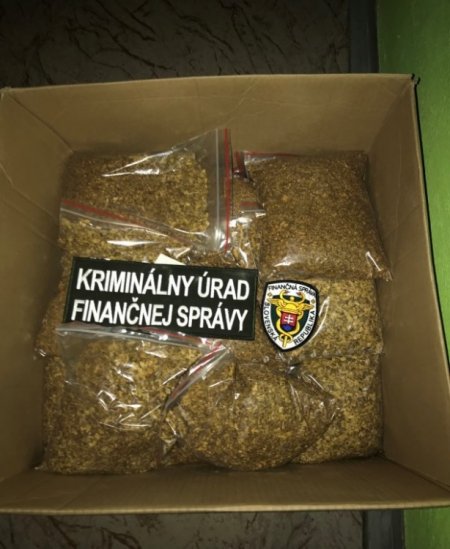 Veľké množstvo nelegálnych tabakových výrobkov zadržali colníci v Bánovciach nad Bebravou, foto 4