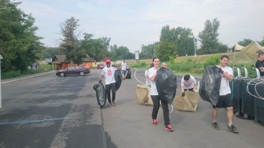 Aj v meste Trenčín dnes pomáhali dobrovoľníci z viacerých firiem v rámci projektu Naše Mesto, foto 1