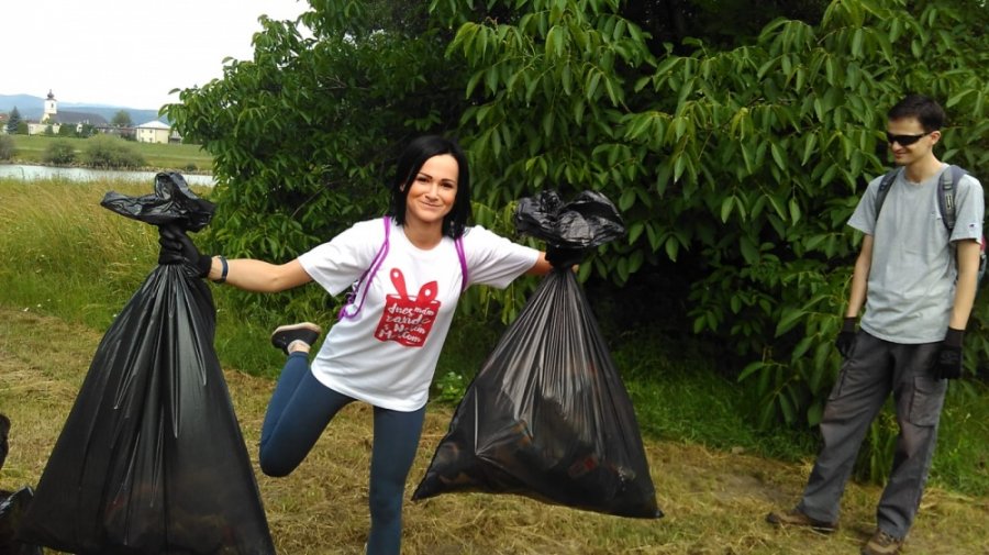 Aj v meste Trenčín dnes pomáhali dobrovoľníci z viacerých firiem v rámci projektu Naše Mesto, foto 2