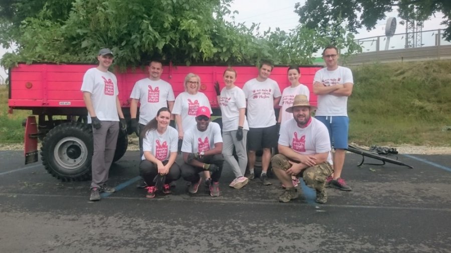 Aj v meste Trenčín dnes pomáhali dobrovoľníci z viacerých firiem v rámci projektu Naše Mesto, foto 3