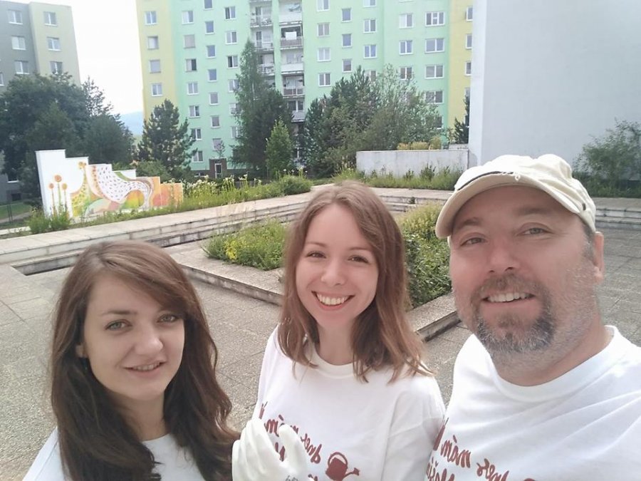 Aj v meste Trenčín dnes pomáhali dobrovoľníci z viacerých firiem v rámci projektu Naše Mesto, foto 4
