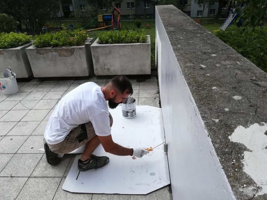 Aj v meste Trenčín dnes pomáhali dobrovoľníci z viacerých firiem v rámci projektu Naše Mesto, foto 5