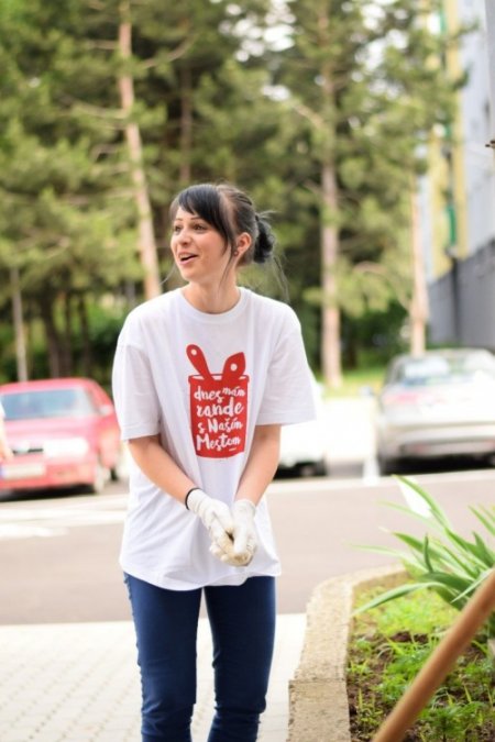 Aj v meste Trenčín dnes pomáhali dobrovoľníci z viacerých firiem v rámci projektu Naše Mesto, foto 6