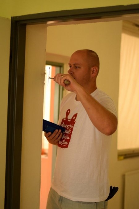 Aj v meste Trenčín dnes pomáhali dobrovoľníci z viacerých firiem v rámci projektu Naše Mesto, foto 8