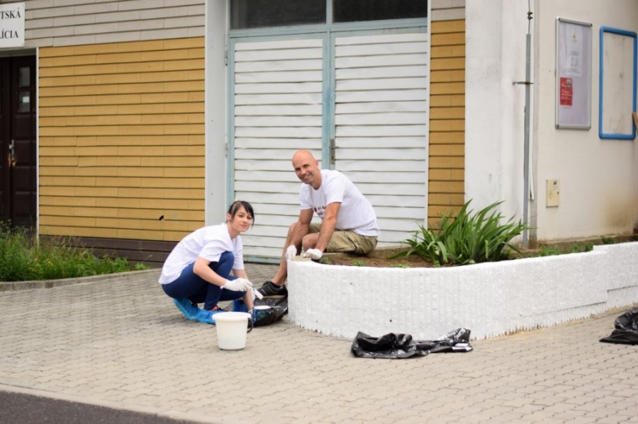 Aj v meste Trenčín dnes pomáhali dobrovoľníci z viacerých firiem v rámci projektu Naše Mesto, foto 9