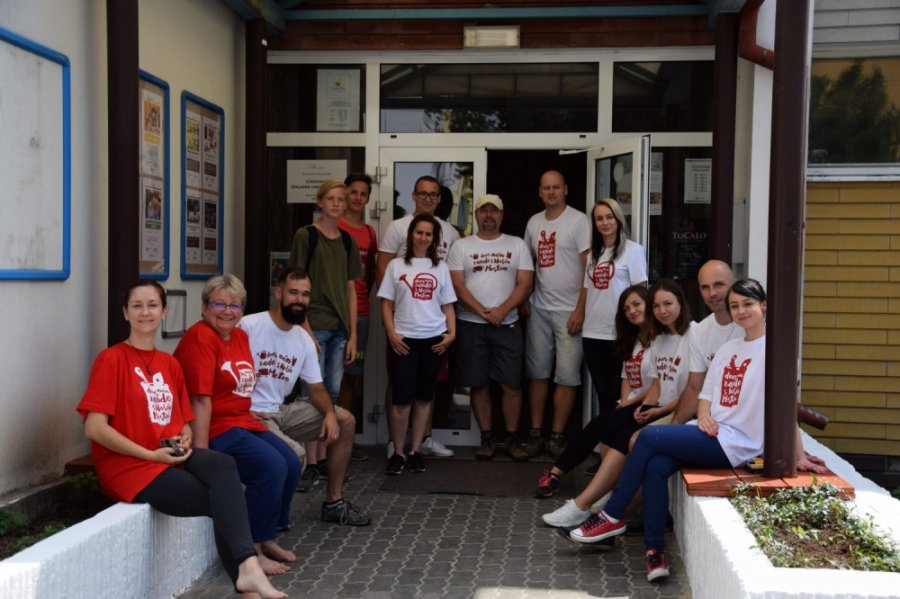 Aj v meste Trenčín dnes pomáhali dobrovoľníci z viacerých firiem v rámci projektu Naše Mesto, foto 11