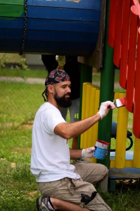 Aj v meste Trenčín dnes pomáhali dobrovoľníci z viacerých firiem v rámci projektu Naše Mesto, foto 10