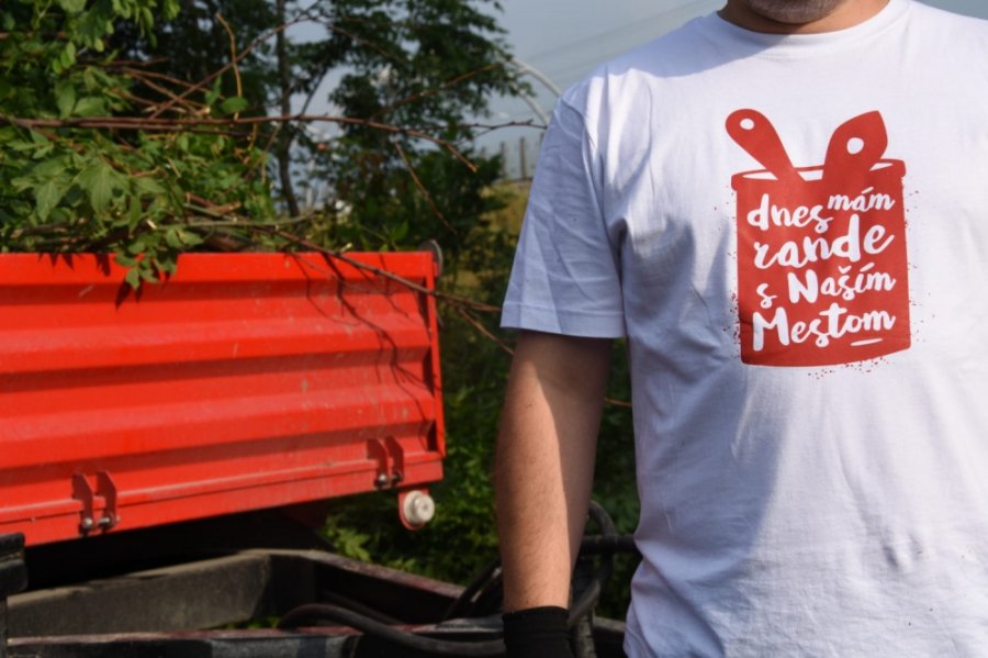 Aj v meste Trenčín dnes pomáhali dobrovoľníci z viacerých firiem v rámci projektu Naše Mesto, foto 13