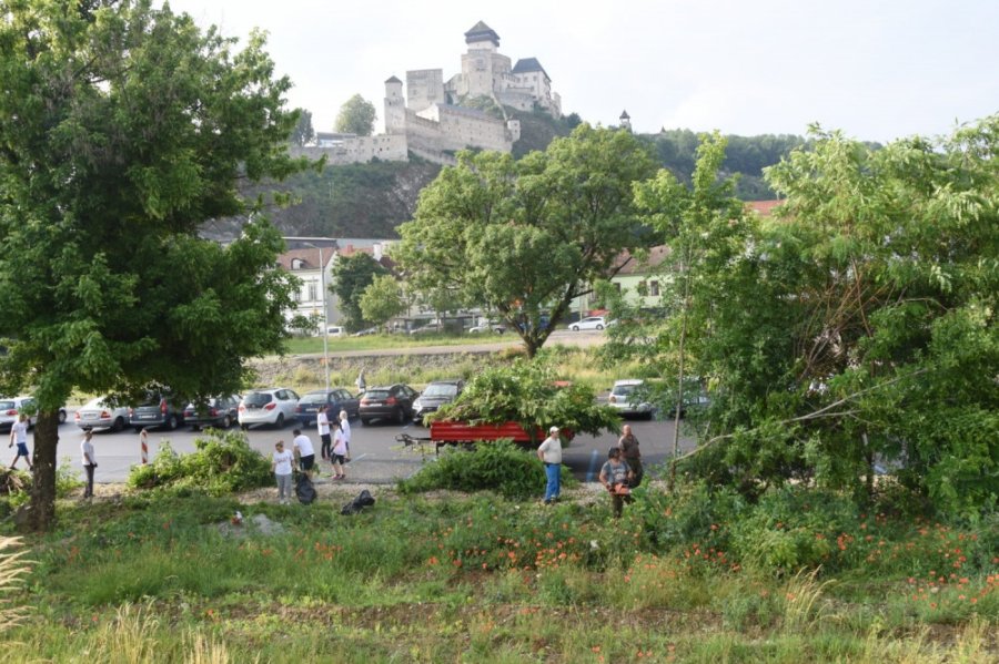 Aj v meste Trenčín dnes pomáhali dobrovoľníci z viacerých firiem v rámci projektu Naše Mesto, foto 15