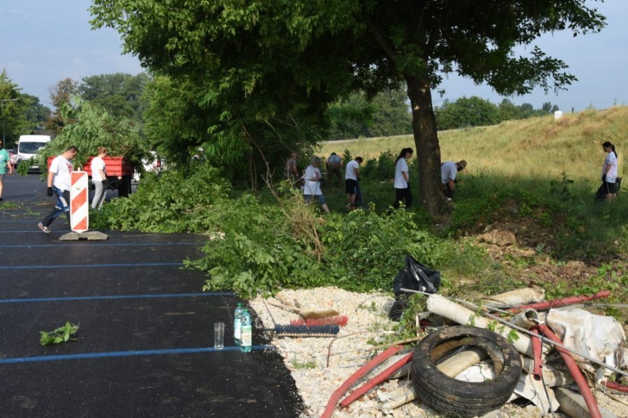 Aj v meste Trenčín dnes pomáhali dobrovoľníci z viacerých firiem v rámci projektu Naše Mesto, foto 16