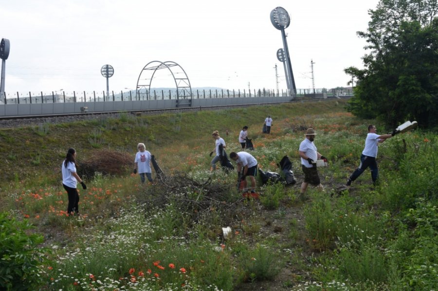 Aj v meste Trenčín dnes pomáhali dobrovoľníci z viacerých firiem v rámci projektu Naše Mesto, foto 17