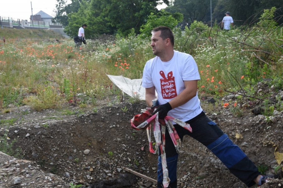 Aj v meste Trenčín dnes pomáhali dobrovoľníci z viacerých firiem v rámci projektu Naše Mesto, foto 18