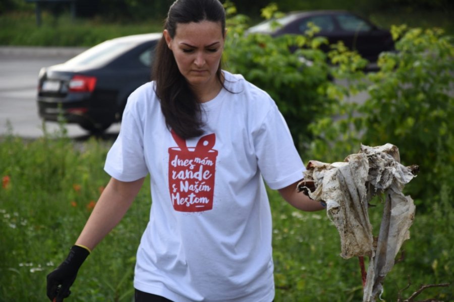 Aj v meste Trenčín dnes pomáhali dobrovoľníci z viacerých firiem v rámci projektu Naše Mesto, foto 19