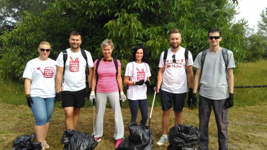 Aj v meste Trenčín dnes pomáhali dobrovoľníci z viacerých firiem v rámci projektu Naše Mesto, foto 20