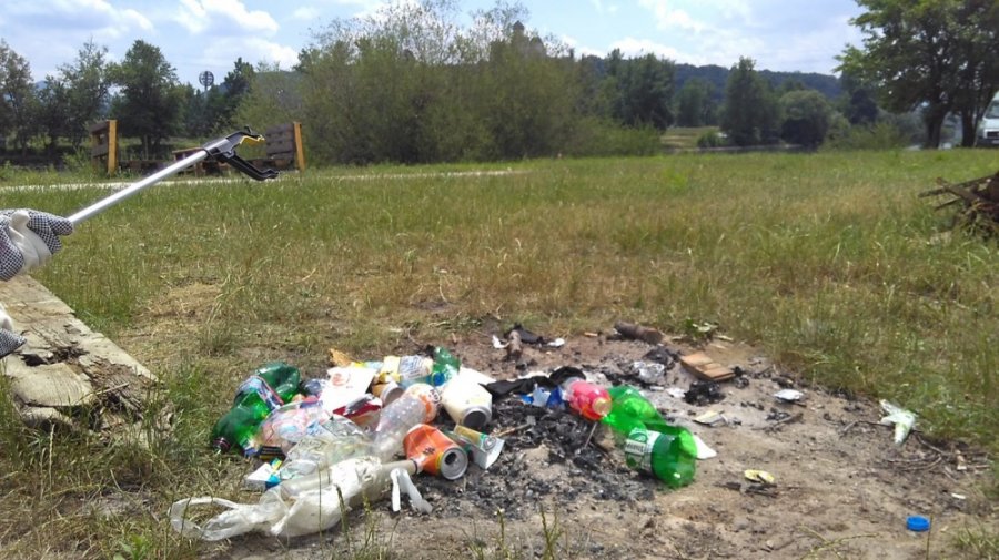 Aj v meste Trenčín dnes pomáhali dobrovoľníci z viacerých firiem v rámci projektu Naše Mesto, foto 23