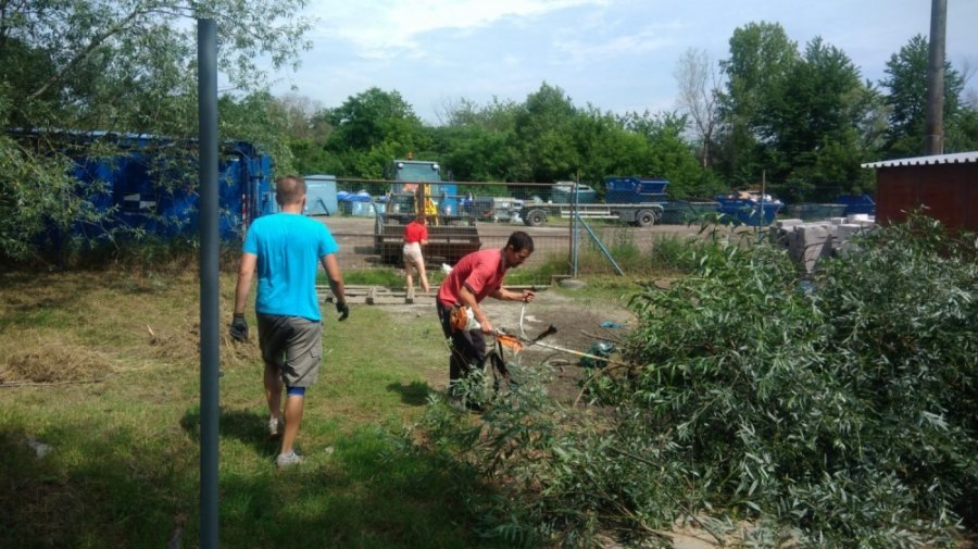 Aj v meste Trenčín dnes pomáhali dobrovoľníci z viacerých firiem v rámci projektu Naše Mesto, foto 26