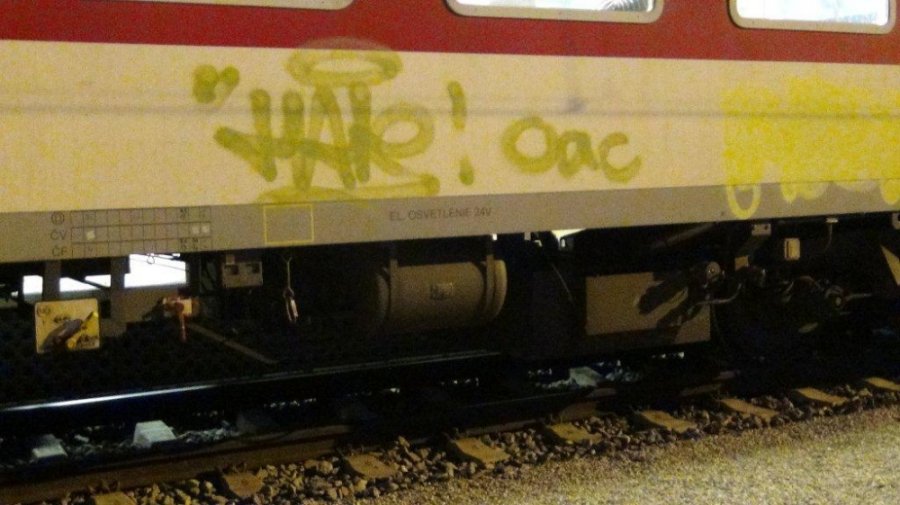 15-roční mladíci čelia obvineniu z poškodzovania cudzej veci, popísali vozeň aj steny na zastávke, foto 1