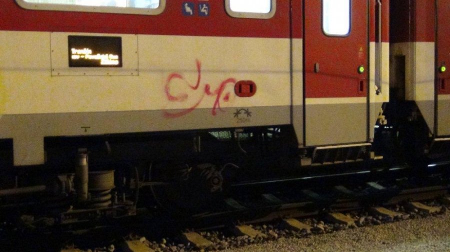 15-roční mladíci čelia obvineniu z poškodzovania cudzej veci, popísali vozeň aj steny na zastávke, foto 2