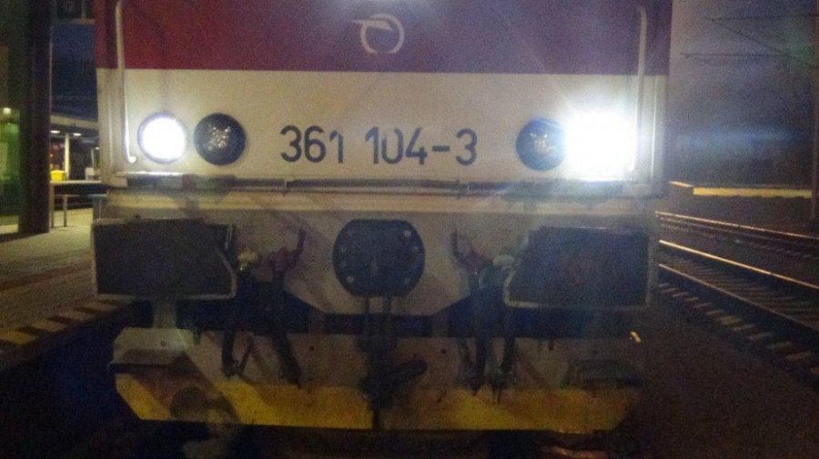 15-roční mladíci čelia obvineniu z poškodzovania cudzej veci, popísali vozeň aj steny na zastávke, foto 3