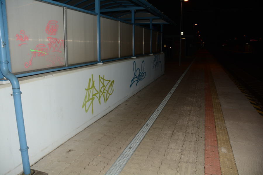 15-roční mladíci čelia obvineniu z poškodzovania cudzej veci, popísali vozeň aj steny na zastávke, foto 4