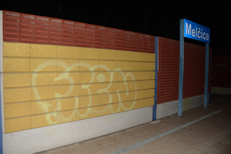 15-roční mladíci čelia obvineniu z poškodzovania cudzej veci, popísali vozeň aj steny na zastávke, foto 6