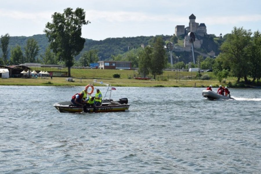 Na rieke Váh prebiehalo cvičenie hasičov a záchranárov, predviedli svoju techniku a zručnosti, foto 2