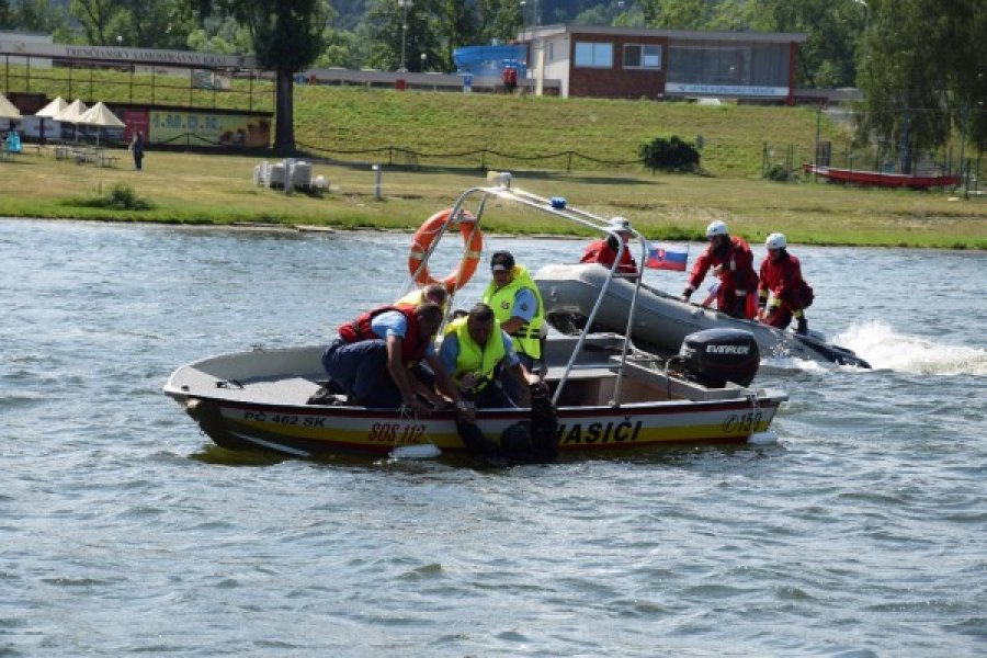 Na rieke Váh prebiehalo cvičenie hasičov a záchranárov, predviedli svoju techniku a zručnosti, foto 3