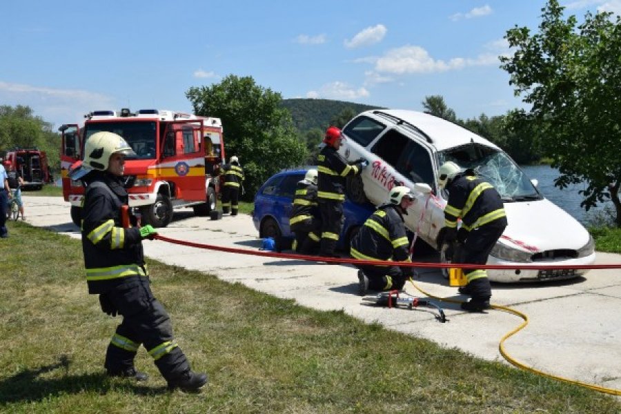 Na rieke Váh prebiehalo cvičenie hasičov a záchranárov, predviedli svoju techniku a zručnosti, foto 5