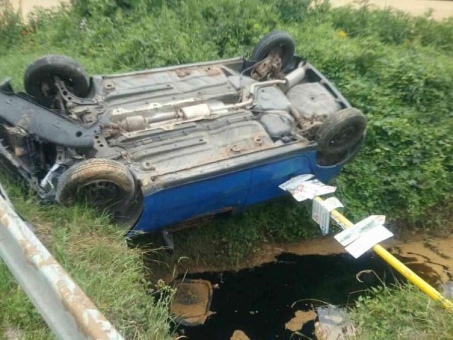 Hasiči zasahovali pri nehode v Modrovke: auto uviazlo nad potom, zachytila ho orientačná tabuľa, foto 1