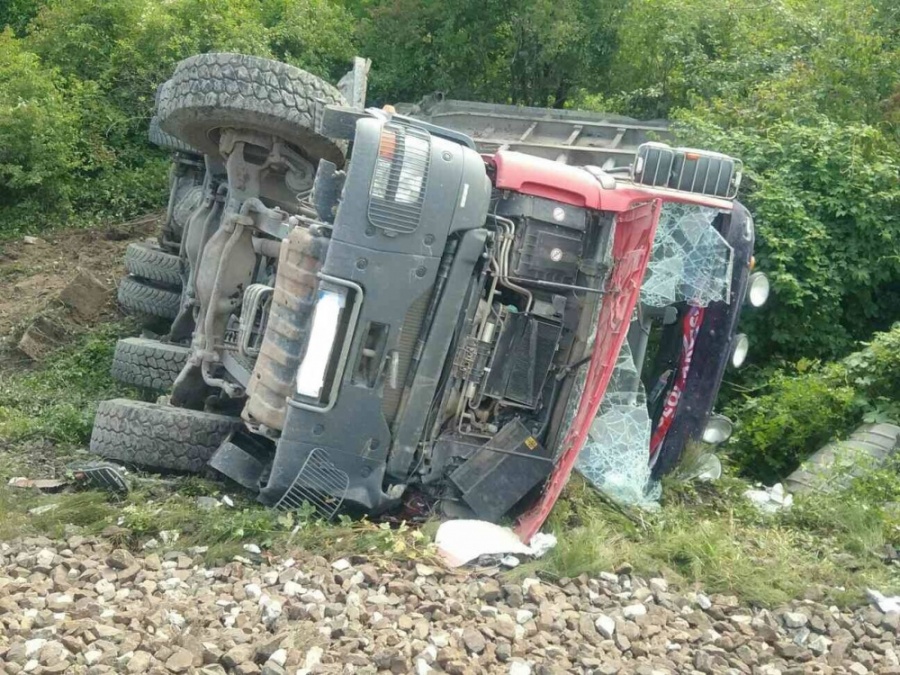 V Zemianskych Kostoľanoch sa zrazil vak s nákladným autom, vodiča kamiónu vyslobodzovali hasiči, foto 2