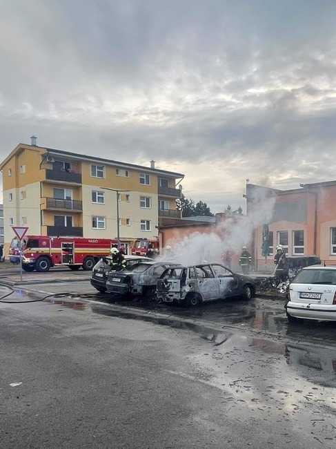 FOTO: Obyvateľom bytoviek v Čachticiach sa naskytol desivý pohľad. Zo zaparkovaných áut šľahali plamene, foto 1