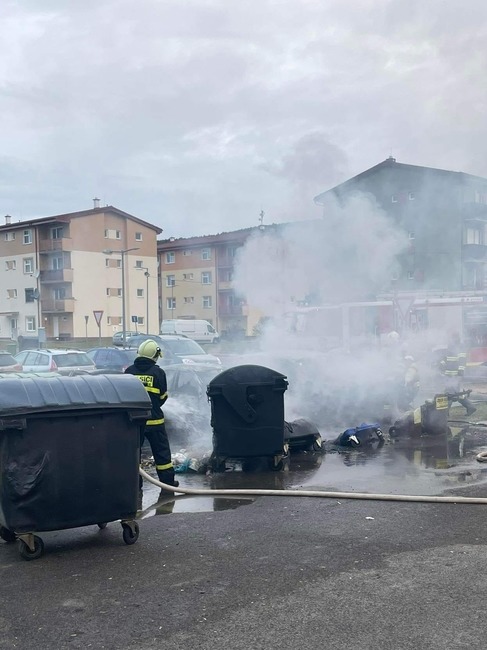 FOTO: Obyvateľom bytoviek v Čachticiach sa naskytol desivý pohľad. Zo zaparkovaných áut šľahali plamene, foto 2