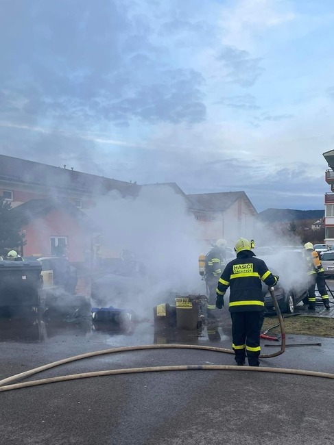 FOTO: Obyvateľom bytoviek v Čachticiach sa naskytol desivý pohľad. Zo zaparkovaných áut šľahali plamene, foto 3